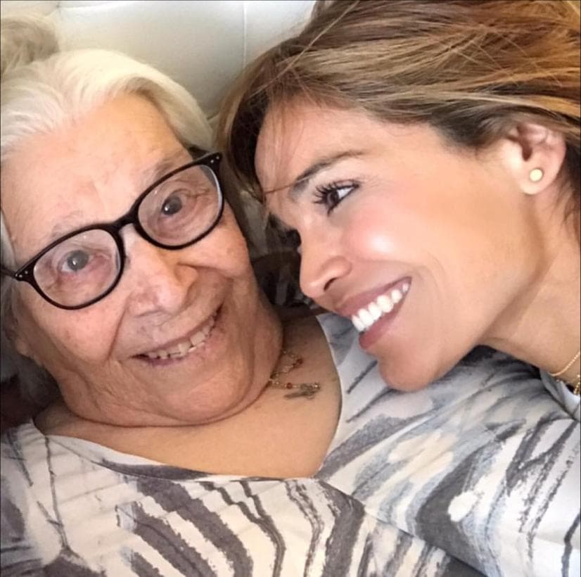 Tal parece que el talento por la cocina es herencia de su abuela Andreita, quien el 30 de marzo falleció en su natal Chihuahua, México. Karla y su abuela eran muy unidas y gozaban juntas de la pasión por la cocina.
<br>