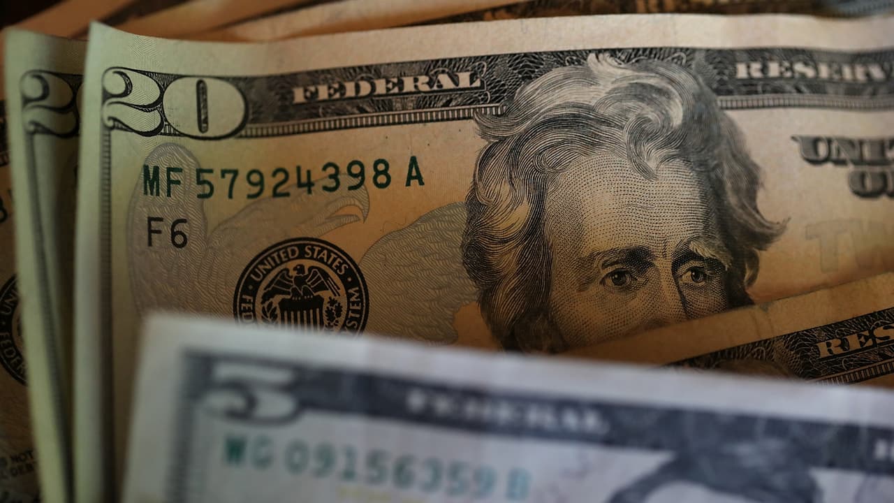 Si tiene deudas podrían embargarle su cheque de estímulo económico que comenzó a llegar a Florida