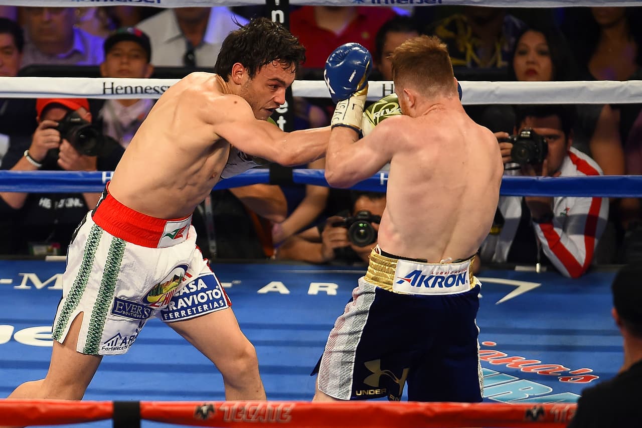 A media pelea, Julio César Chávez ya tenía el ojo cerrado producto de los fuertes y múltiples golpes recibidos.