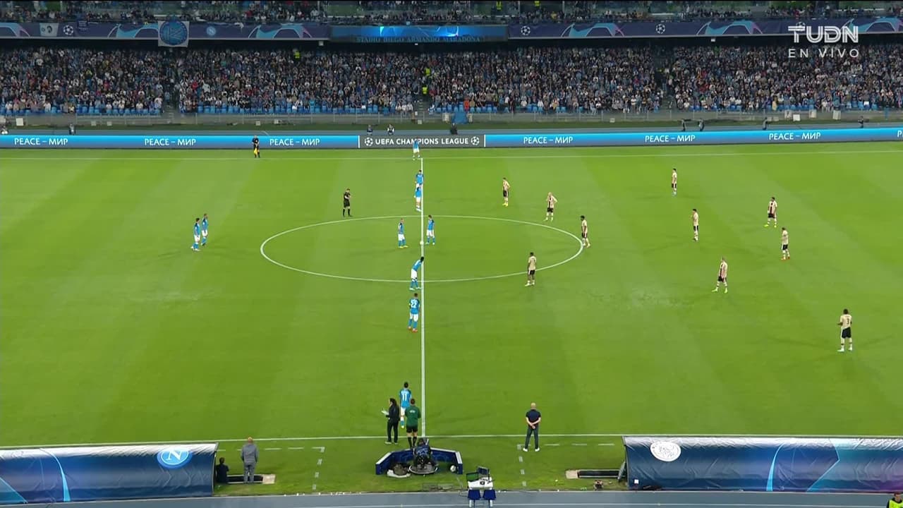 Arranca el partido y la pelota está en juego.