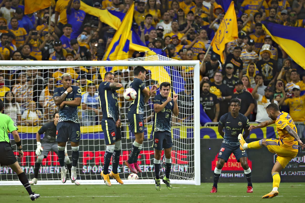 Nicolás López lo intentó desde un tiro libre, pero el invitado de honor no llegaba...