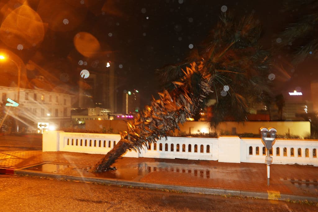 Se espera que a lo largo del sábado Harvey continúe degradándose hasta convertirse en tormenta tropical.