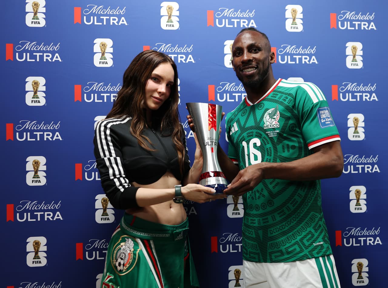 Belinda con Julián Quiñones en partido al que también asistieron Ángela Aguilar y Christian Nodal.