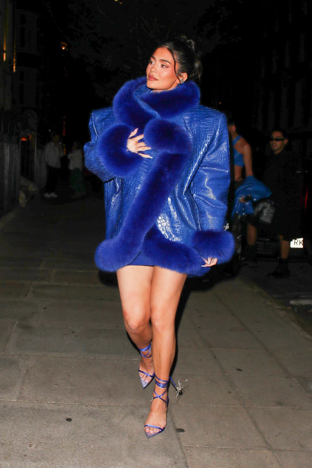 La fundadora de Kylie Cosmetics, quien también es madre de un 
<a href="https://www.univision.com/famosos/kylie-jenner-travis-scott-dia-del-padre-2022-foto-stormi-segundo-hijo">bebé de seis meses</a>, complementó su outfit con unas zapatillas abiertas con cordones azules.