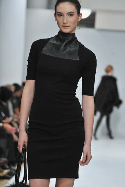 Puedes elegir un modelo clásico con aplicaciones de cuero, pedrería o transparencias, así lograrás que luzca especial y no sólo un atuendo elegante para la oficina.