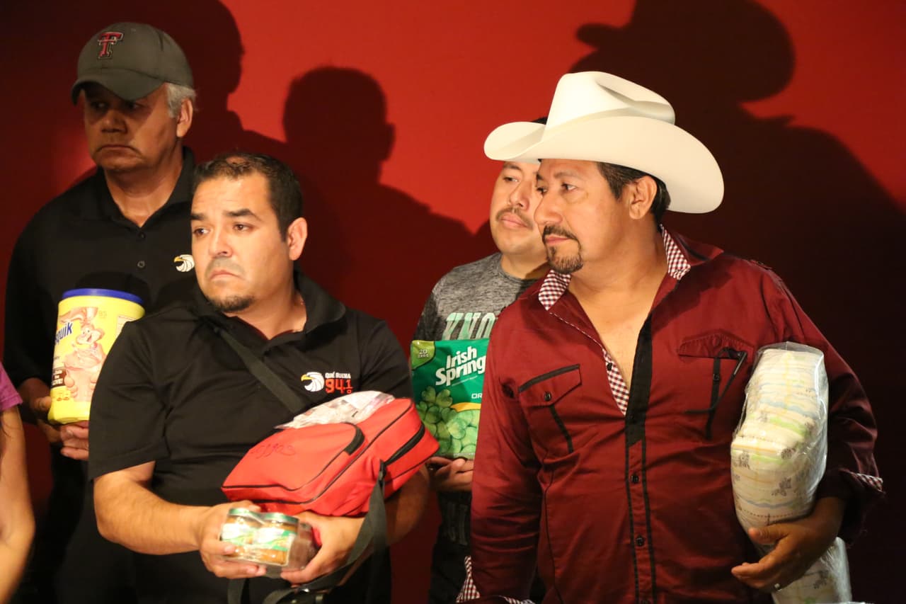 Raúl 'El Pelón', Carla Medrano y El Feo ya están en Texas y quedaron sin palabras por ver el apoyo de todos sus radioescuchas en Dallas.