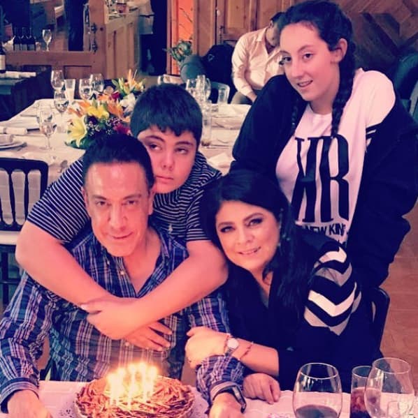 Lo que sí pudo fue reunirse con sus seres queridos en una celebración más familiar.