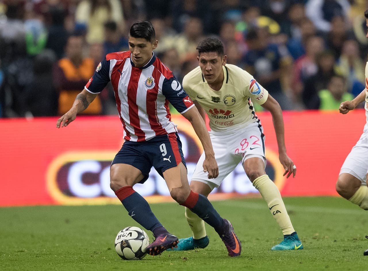 Sin embargo, fue el 29 de abril cuando Álvarez tuvo oportunidad de consolidarse en la Liga MX. A los 19 años Ricardo La Volpe le dio la oportunidad de ser regular en su inicio dentro de la era profesional.