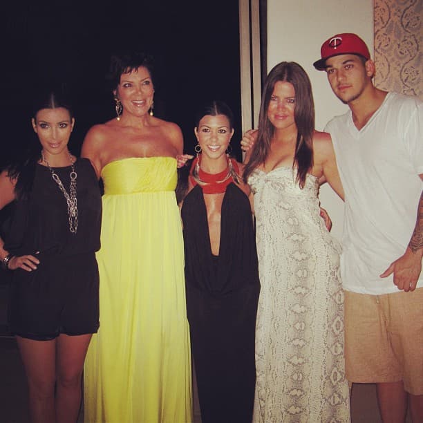 La fama arrolladora que ahora caracteriza a Khloé y su célebre familia llegó con el reality show 'Keeping Up with the Kardashians', el cual comenzó en 2007 y hasta la fecha lleva 14 temporadas. En este programa la familia muestra su modo de vida y escándalos. Tras el éxito del programa, Khloé también se ha desempeñado como conductora de otras emisiones.