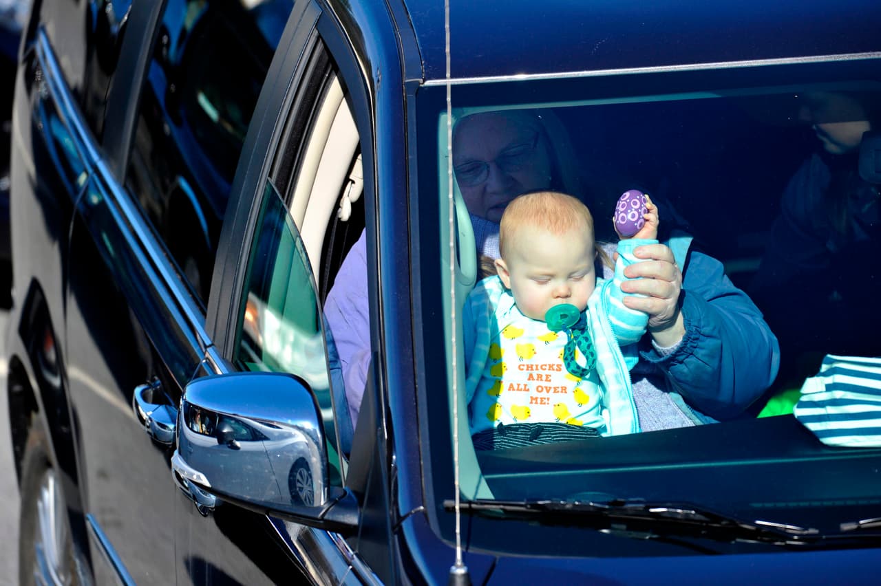 Nunca dejes a tu hijo solo en el automóvil, ni siquiera por un minuto. Los automóviles pueden calentarse a niveles peligrosos en un corto período de tiempo. Miles de tragedias involuntarias han sido causadas por padres que se han retrasado en la tienda.