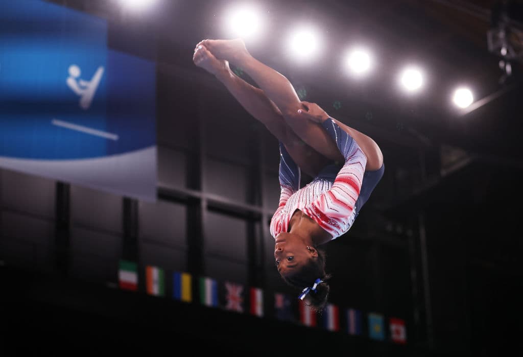 Con tan solo 24 años, se ha consolidado como una de las gimnastas estadounidenses más condecoradas de todos los tiempos. Logra el poderoso equilibrio entre humildad y confianza; lo que ella encarna refleja el potencial infinito de las mujeres negras.
