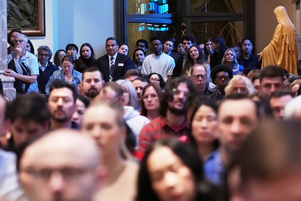Decenas de católicos congregados en la catedral en la catedral del Santo Nombre de Chicago destacaron que para León XIV la unidad dentro de la Iglesia será una prioridad.