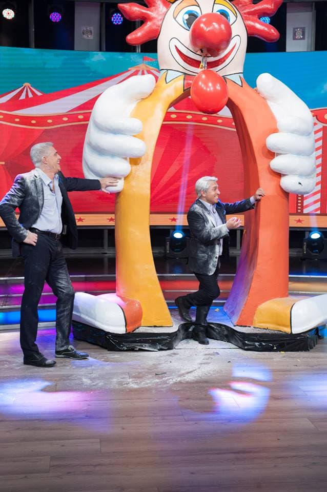 Los cargó el payaso.