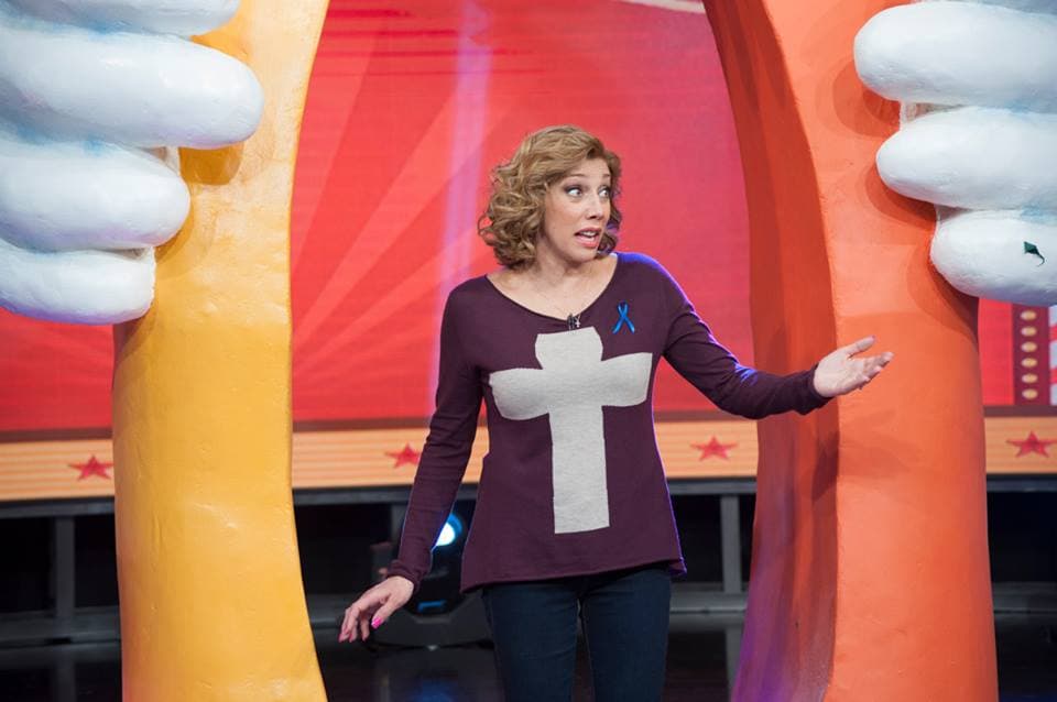 Cynthia muy nerviosa respondió todas las preguntas.