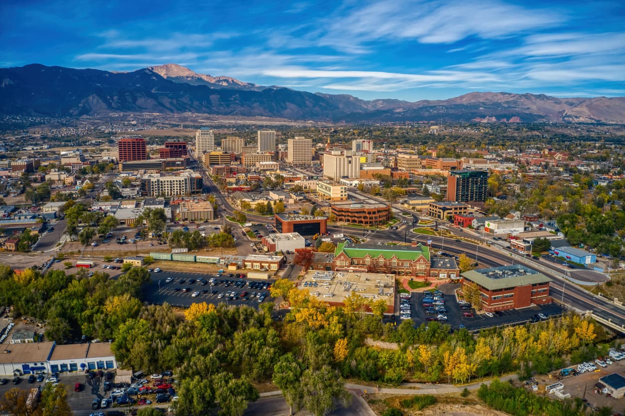 <b>Puesto 23 de las ciudades donde el salario rinde más | Colorado Springs, Colorado</b>
<br>
<br>🔘 El ingreso promedio anual de un hogar en esa ciudad es de $67,719.
<br>🔘 Los cheques que recibe un hogar quincenalmente ascienden a $2,605.
<br>🔘 El monto de cubrir las necesidades básicas es de $1,312.
<br>🔘 Por ello, sobran $1,293 de cada cheque.