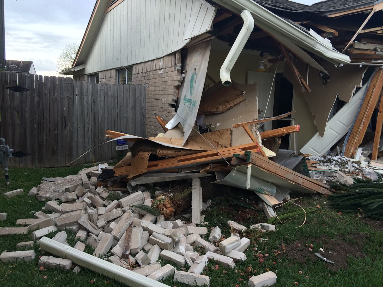 La vivienda que resultó severamente afectada, está localizada en la calle Golden Glen Drive, cerca a South Kirkwood, en el suroeste de Houston.
