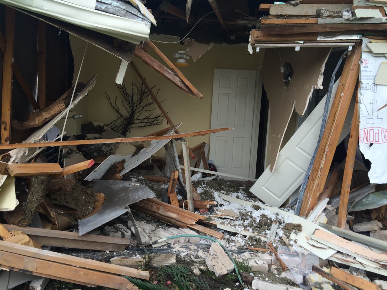 Representantes del Departamento de Bomberos confirmaron que no hubo personas lesionadas tras el choque.