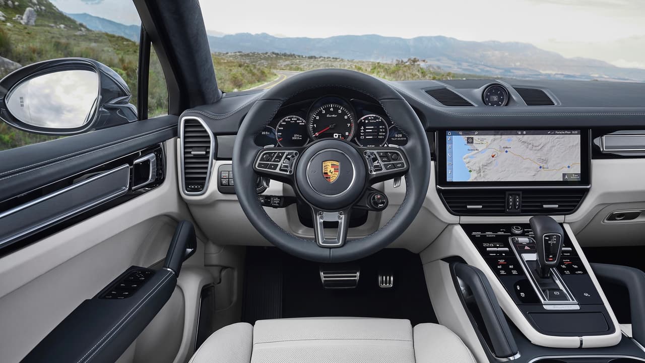 El interior de la nueva Porsche Cayenne Coupe, salvo las restricciones de espacio, es indentico al de las Cayenne de techo regular. Como en todos los porsche el cuadro de instrumentos de cinco diales está presente en el tablero de instrumentos.