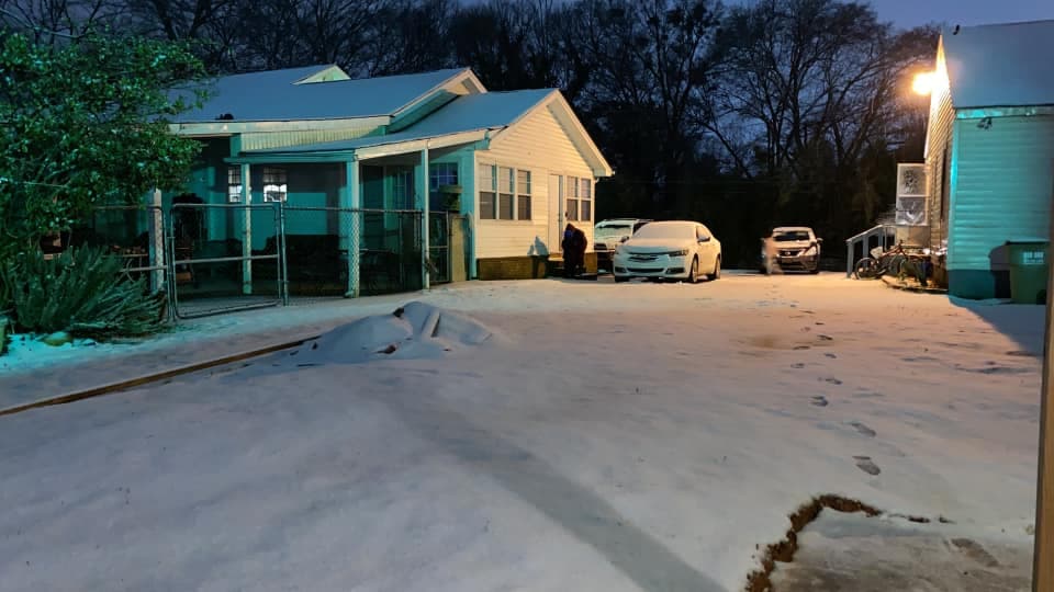 Edilshar Alvaradho nos envió esta fotografía con la carretera y los carros cubiertos de nieve.