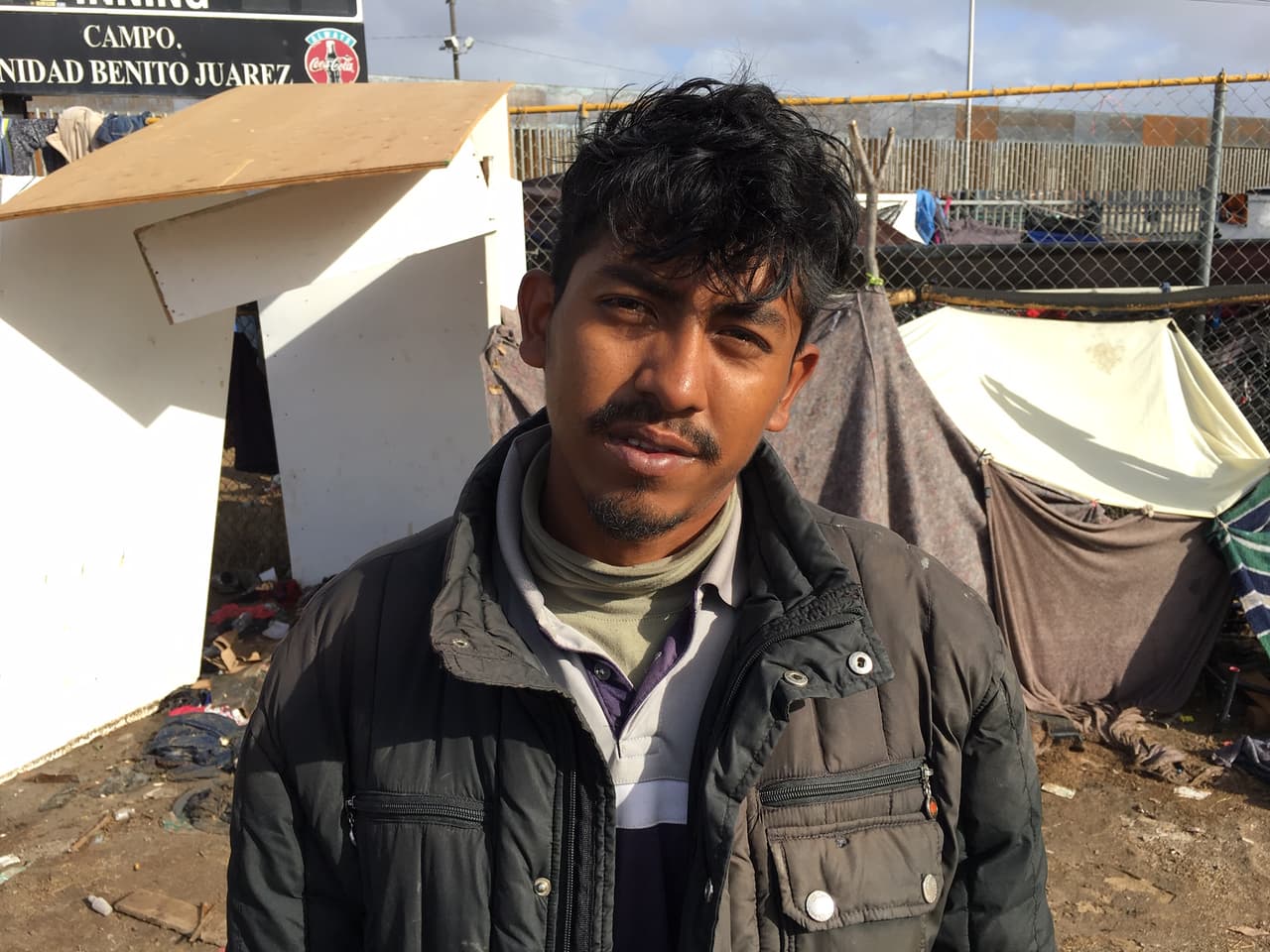 <b>El albañil que busca empleo.</b> "Mi sueldo no me alcanzaba", dice José Enrique Solís Morales, un guatemalteco de 21 años que se ganaba la vida como albañil y lavacarros. Dice que le pagaban 350 quetzales cada semana, equivalente a unos 45 dólares. Se unió a la caravana el 17 de octubre cuando pasó por su comunidad. Salió prometiendo ayudar a su familia. "No me arrepiento de haber venido", dijo en un campamento en Tijuana.