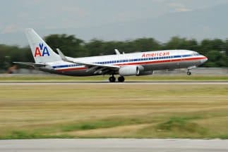 United Airlines y American confirmaron que habían implementado el alza de 4 dólares.