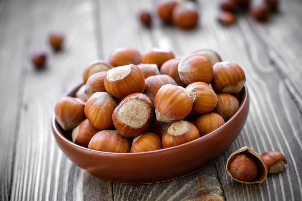 Avellanas. Son ricas en ácido fólico, que previene enfermedades del corazón y degenerativas, como el Alzheimer.