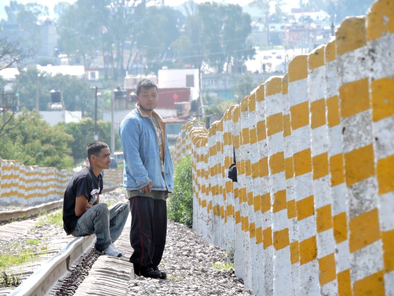 La Organización Internacional para las Migraciones contabiliza que cada año 140,000 migrantes realizan un fatigoso viaje para atravesar México con la esperanza de llegar a Estados Unidos. Un informe realizado por la Red de Documentación de las Organizaciones Defensoras de Migrantes halló que cientos de ellos han sido atacados por los guardias del tren.