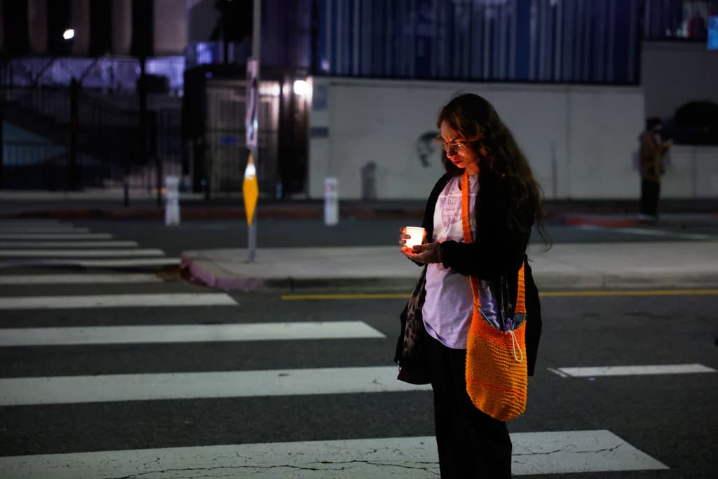Alex Pretti, un enfermero de 37 años del hospital VA, fue baleado por un agente de la Patrulla Fronteriza el sábado por la mañana. Este incidente marca la segunda muerte en Minneapolis este mes atribuida a agentes de inmigración, generando una ola de protestas en diversas ciudades del país.
