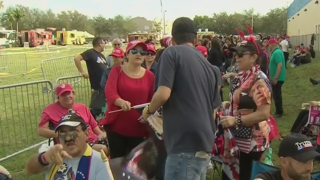 Tras polémica por presencia de indocumentados, seguidores esperan a Trump en iglesia de Miami