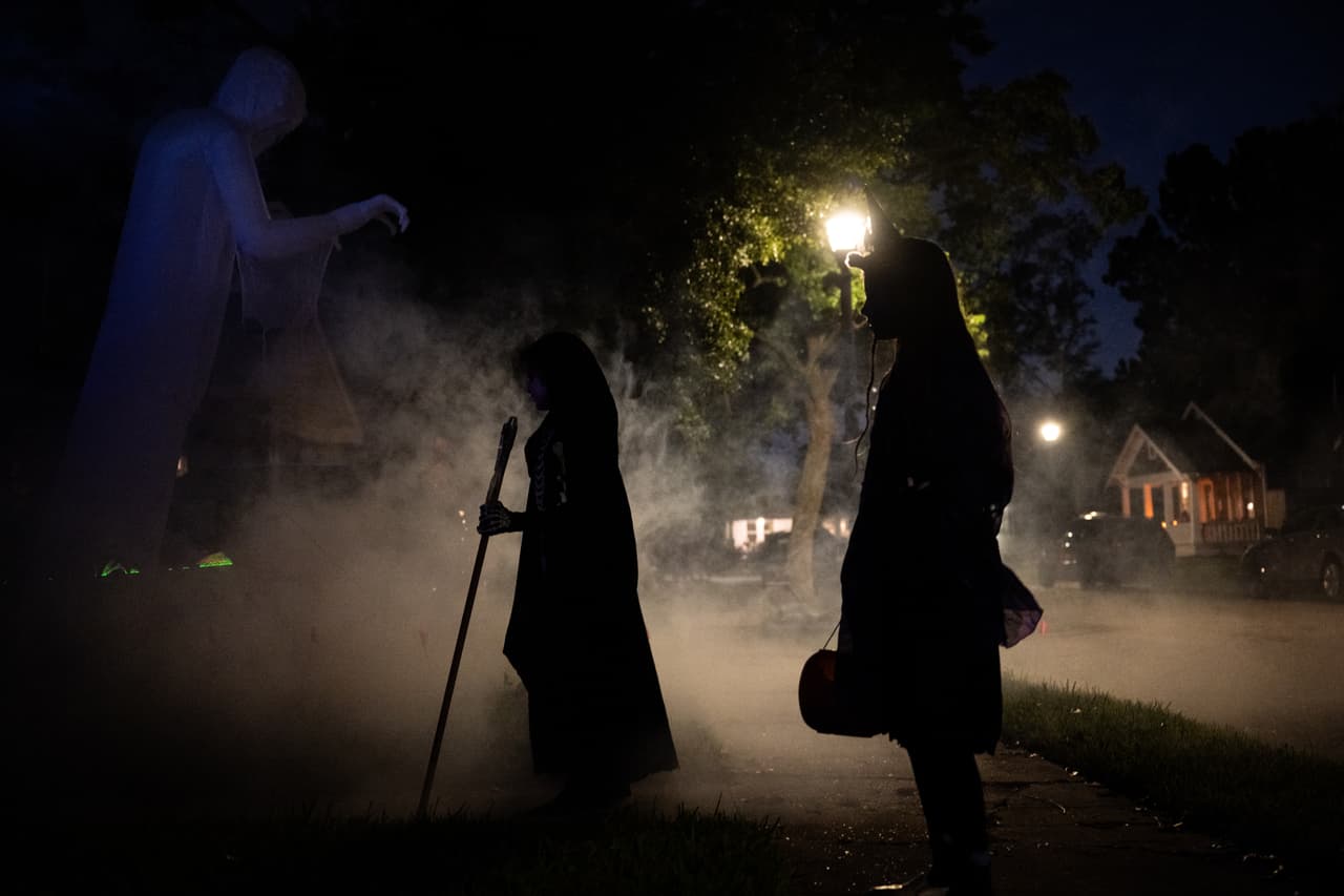 Los adultos deben llevar linternas y, si es posible, los niños también deben llevar algún tipo de iluminación portátil. Deben mantenerse en las aceras y mirar a ambos lados al cruzar la calle.