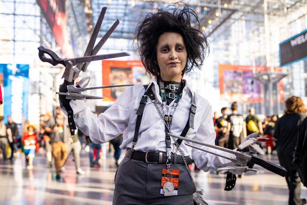 Un asistente vestido como El joven manos de tijera (Edward Scissorhands), una famosa película de 1990, dirigida por Tim Burton y protagonizada por Johnny Depp y Winona Ryder, posa durante la Comic Con de Nueva York.