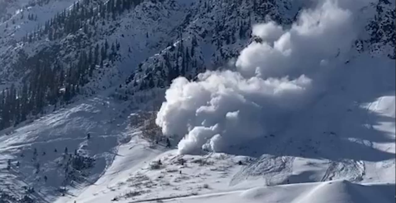 En video. 132 avalanchas en dos días y tres muertos: peligro en la extrema temporada de nieve en Colorado. Las avalanchas de las montañas de Colorado provocaron las fatalidades. Las avalanchas se generan cuando una capa de nieve menos densa se desplaza arrastrando la nieve acumulada. Este año, la cantidad de avalanchas registradas ha superado los promedios de los años pasados.
