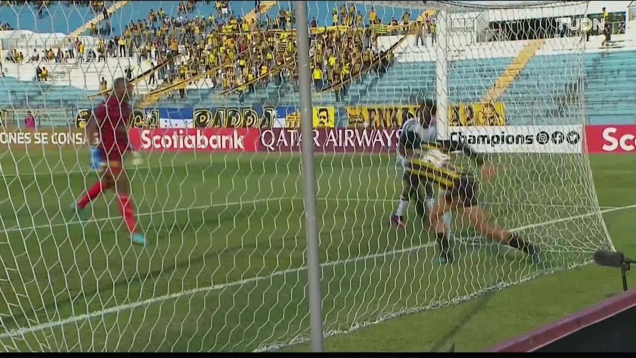 ¡TIRO ATAJADO! disparo por Sergio Córdova.