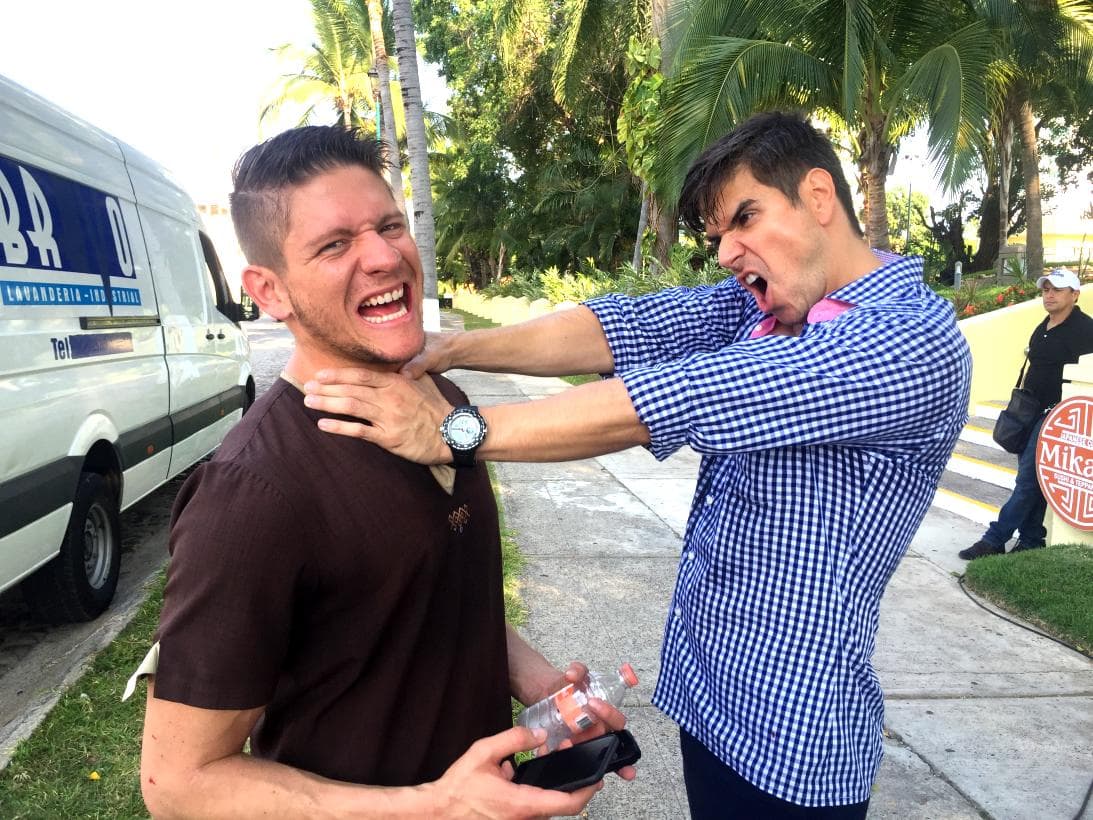 En la trama trabaja como escolta. Es noble, disciplinado, comprometido y muy divertido.