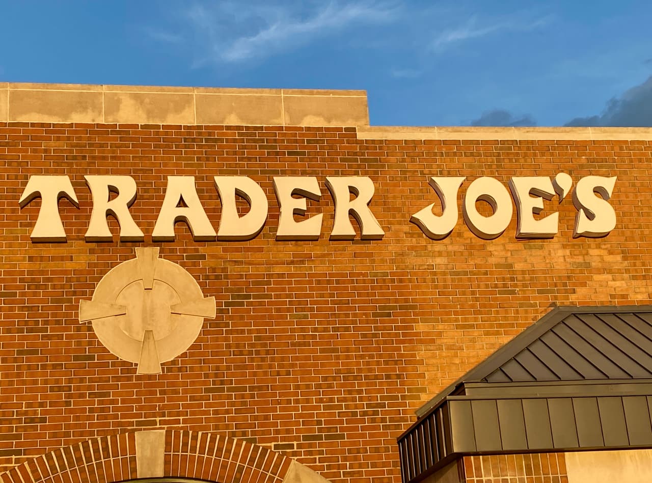 <b>Trader Joe's:</b>
<br>
<br>⏱ 
<b>24 de diciembre: </b>Horario reducido hasta las 6:00 pm
<br>⏱
<b> 25 de diciembre:</b> Cerrado
<br>⏱ 
<b>26 de diciembre:</b> Horario regular de 8:00 am a 9:00 pm, pero puede variar por localidad