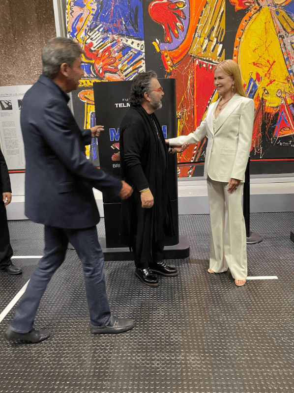 Incluso, en una de las fotos la actriz se ve sonriente tocando el brazo del exesposo de Lucero.
<br>