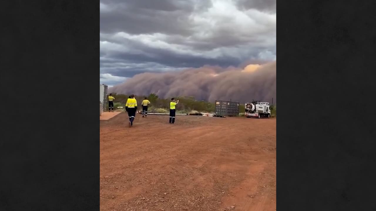 "Esto es una locura": Una enorme tormenta de polvo deja atónitos a un grupo de trabajadores