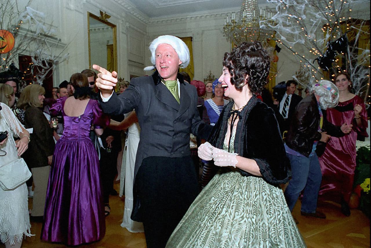 La pareja presidencial Clinton solía juntar el cumpleaños de Hillary (26 de octubre) con la fiesta de Halloween. El primer año de mandato de Bill Clinton los esposos se disfrazaron de James y Dolley Madison en una fiesta en el ala este de la Casa Blanca, 1993.