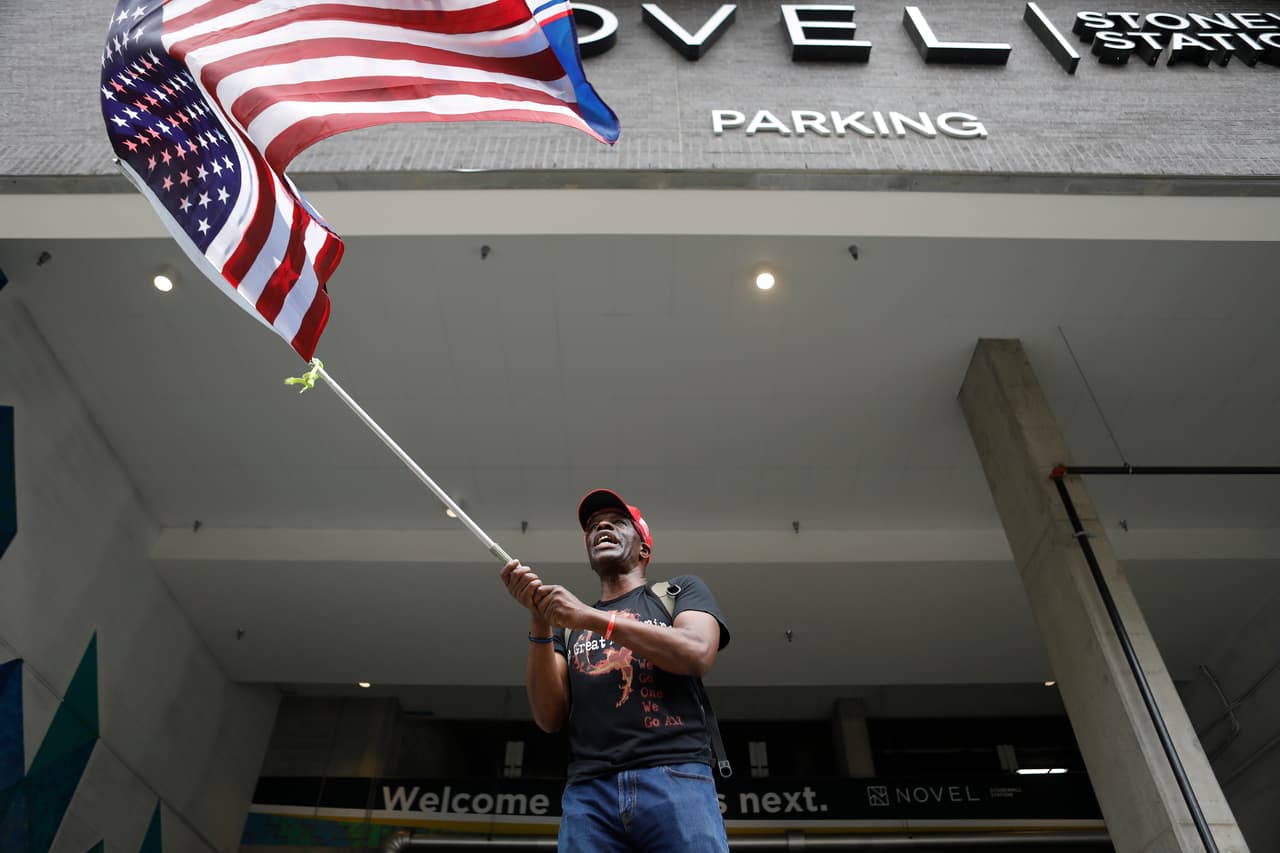 Un partidario de Trump frente al lugar donde se encuentran algunos delegados y otras personalidades republicanas en Charlotte. La noche del jueves, cuando el mandatario aceptará la nominación desde los jardines de la Casa Blanca, será presentado por su hija y asesora Ivanka Trump.