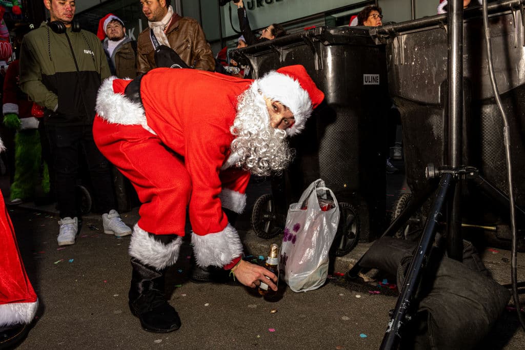 Quienes no querían buscarse un problema por andar cargando por la calle 
<b>una bebida alcohólica cerrada</b>, preferían abandonarla antes de ser 
<b>citados por el NYPD</b>.