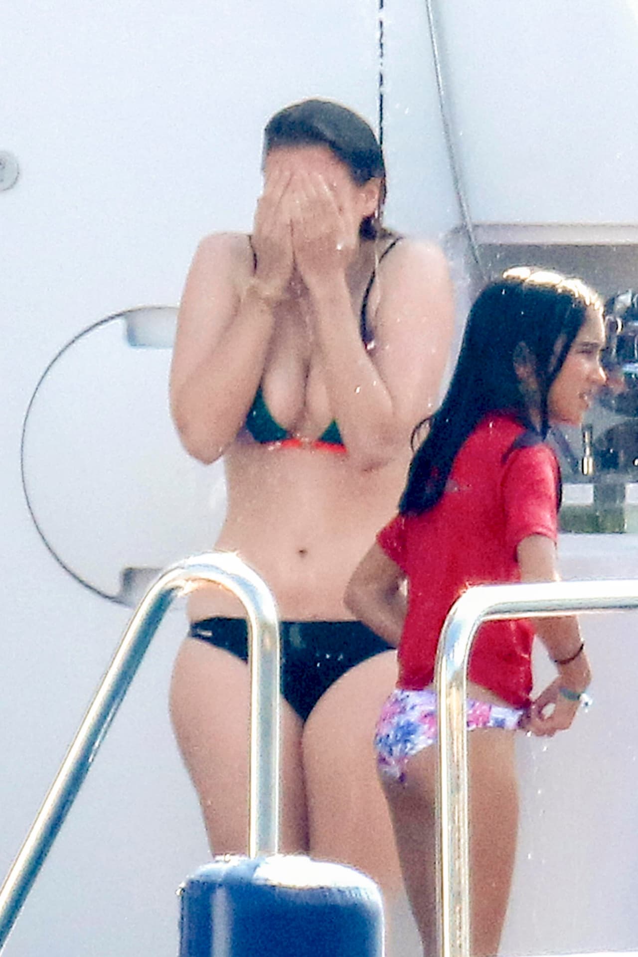 Cuando salió se dio un rápido duchazo.