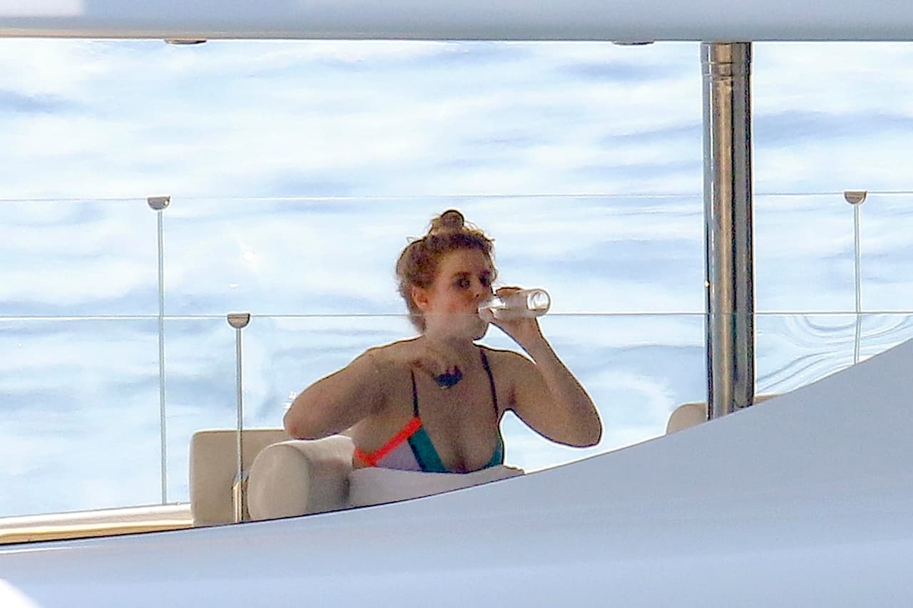 Después del chapuzón se refrescó con un poco de agua.