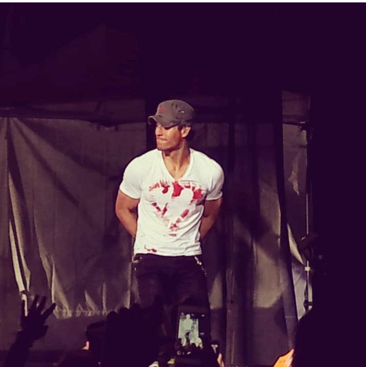 Tras bambalinas, Enrique fue supervisado por los médicos.