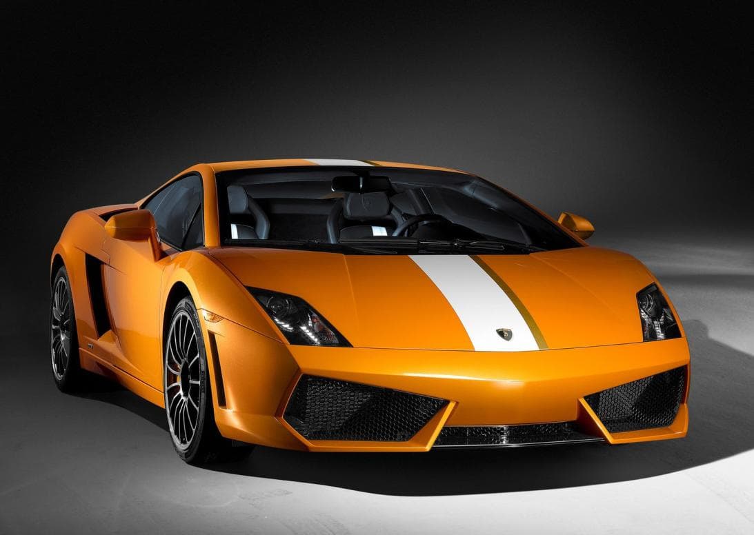 El boxeador mexicano también tiene entre su colección un Lamborghini Gallardo modificado por el preparador Vorsteiner denominado Gallardo Renazzo y basado en el 
<b><a href="https://www.univision.com/noticias/lamborghini/lamborghini-gallardo-lp-550-2-valentino-balboni">Gallardo LP550-2</a></b> que vemos en la imagen. Incluye cambios estéticos y elementos en fibra de carbono. Este vehículo se fabrica sólo a pedido y fue entregado al 'Canelo' en su residencia en Los Angeles. Su valor ronda los 180,000 dólares.