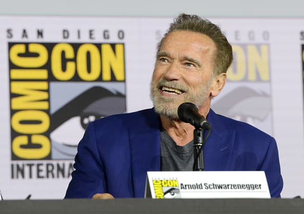 El 20 de enero, 
<b>Arnold Schwarzenegger </b>publicó un video en su perfil de Twitter donde muestra que le aplicaron el medicamento y compartió que por primera vez fue feliz de haber pasado tanto tiempo formado. 
<br>