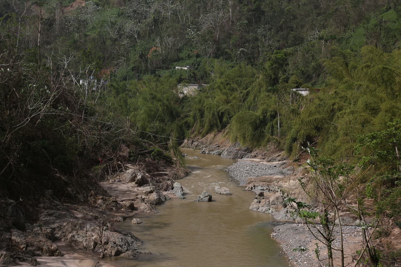 El río Grande de Arecibo también se desbordó en la zona de Utuado.