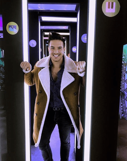 Por si no lo sabías también ha participado en teatro en obras como Grease y Rock of Ages.