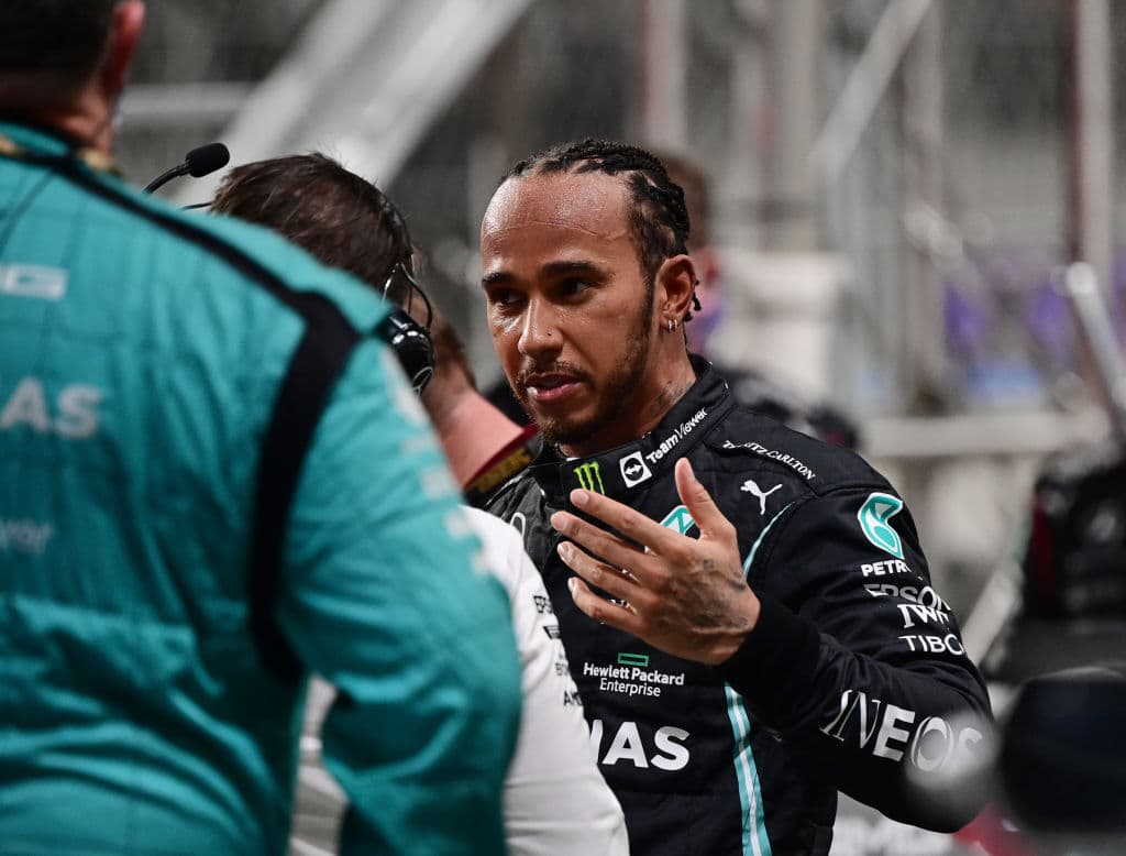 Una carrera demasiado accidentada donde Lewis Hamilton se lleva la victoria en la penúltima carrera del año. Max Verstappen de Red Bull se lleva la segunda posición y Valteri Bottas rebasó a Ocon en los últimos metros, quedando en tercera posición en el Gran Premio de Arabia Saudita; Sergio Pérez quedó fuera de la carrera tras un choque con Leclerc.