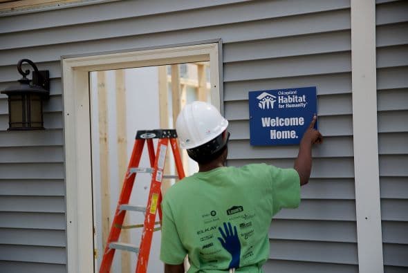 Un grupo de voluntarios se dieron a la tarea de construir 13 modelos de viviendas familiares en plena Plaza Federal, como parte de la iniciativa ‘Habitat For Humanity’, la cual busca mejorar la calidad de vida de familias en Illinois a través de la construcción de casas terreras a precios asequibles. Luego del evento estos modelos serán transportados a diferentes barrios de Chicago. Para más información o si desea participar puede visitar www.chicagolandhabitat.org