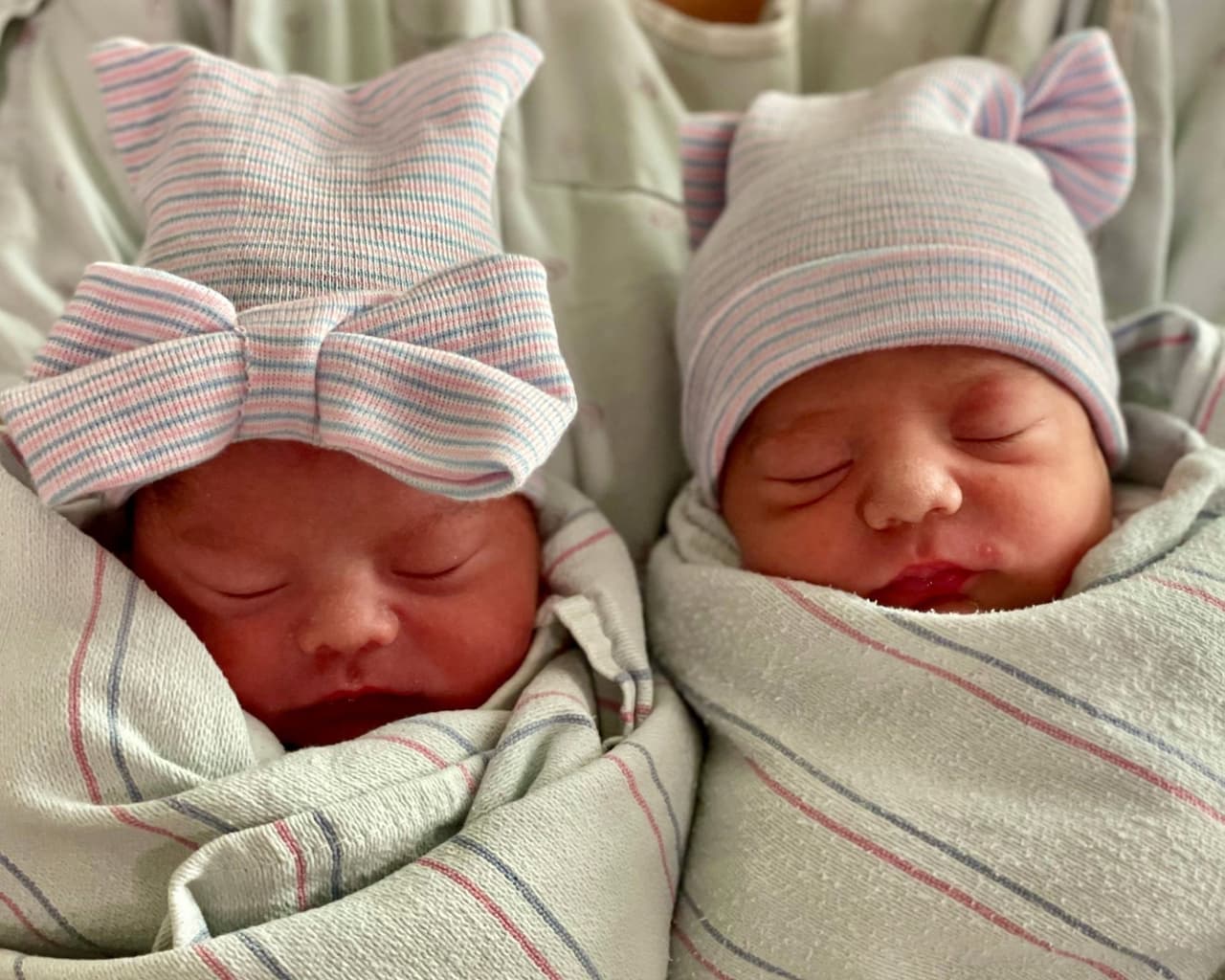 Aylin pesaba 5 libras, 14 onzas, mientras que el hermano mayor Alfredo pesaba 6 libras, 1 onza. 
<b>La posibilidad de que los gemelos nacieran en diferentes años es uno de cada 2 millones</b>.
<br>